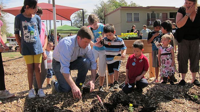 Mayor Stanton volunteering